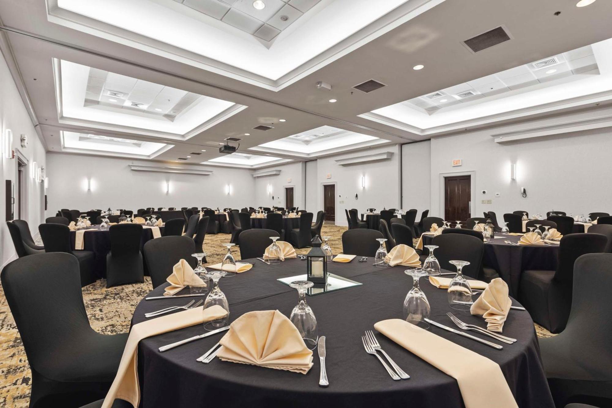 Hotel Doubletree By Hilton Columbus Extérieur photo